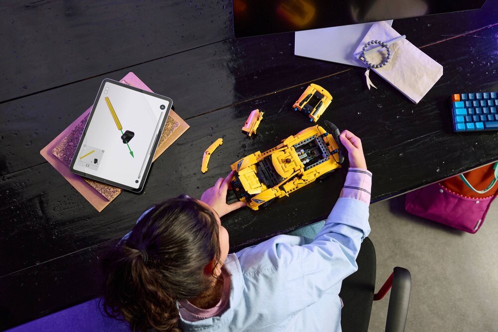 LEGO 42205 Technic Chevrolet Corvette Stingray dziecko buduje zestaw zdolności manualne rozwój dziecka koordynacja umiejętności wyobraźnia