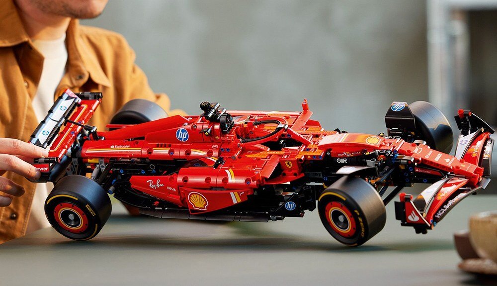 LEGO 42207 Technic Bolid F1 Ferrari SF-24 człowiek bawi się modelem