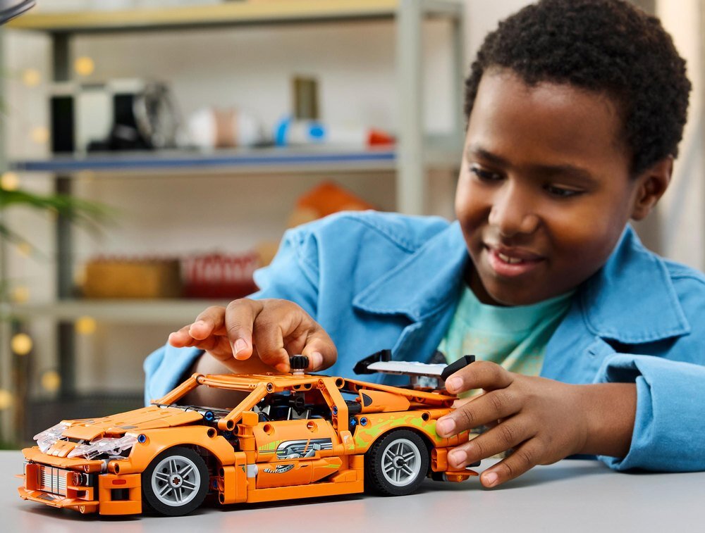 LEGO 42204 Technic Fast and Furious Toyota Supra MK4 dziecko bawi się zestawem samochód elementy zabawa sześciocylindrowy silnik, układ kierowniczy dwie butle z nitro