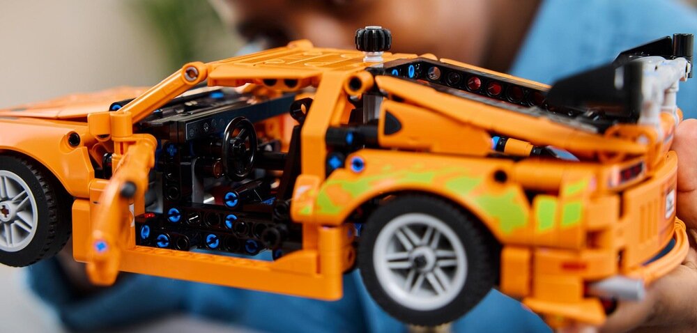 LEGO 42204 Technic Fast and Furious Toyota Supra MK4 dziecko bawi się zestawem Szybcy i wściekli