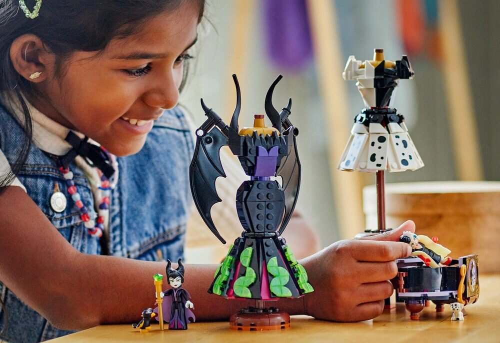 LEGO 43262 Disney Suknie Diaboliny i Cruelli De Mon dziecko bawi się zestawem, wieszaki suknie zabawa klocki