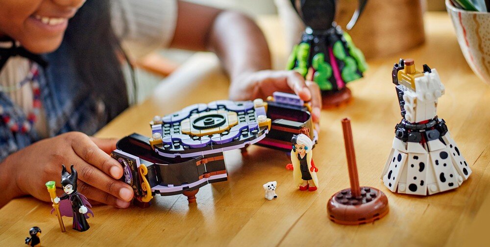 LEGO 43262 Disney Suknie Diaboliny i Cruelli De Mon dziecko buduje zestaw, płytki z profilami Diaboliny i Cruelli De Mon elementy wzory
