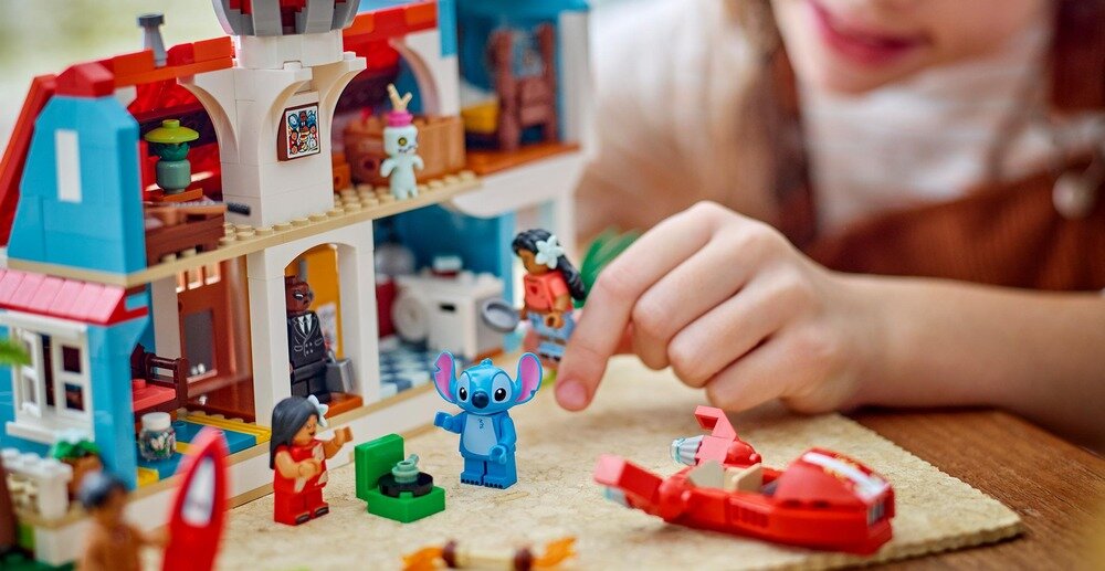 LEGO 43268 Disney Domek na plaży Lilo i Stitcha dziecko bawi się zestawem