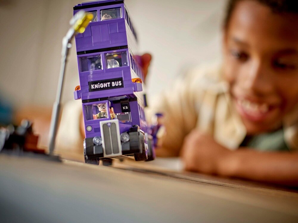 LEGO 76446 Harry Potter Przygoda na pokładzie Błędnego Rycerza ruchome łóżka i dyndający żyrandol detale elementy
