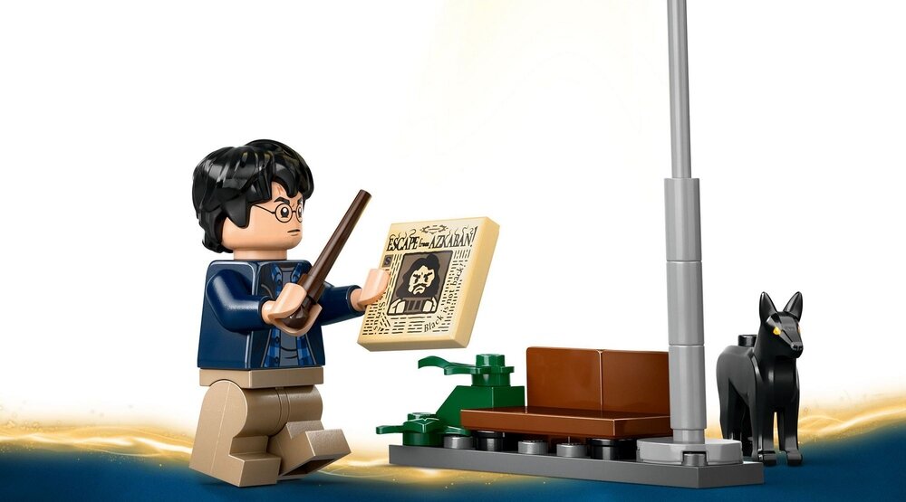 LEGO 76446 Harry Potter Przygoda na pokładzie Błędnego Rycerza kufer Harry'ego i gazeta Prorok Codzienny z nagłówkiem „Ucieczka z Azkabanu” 15 cm wysokości, 17 cm długości i 6 cm szerokości