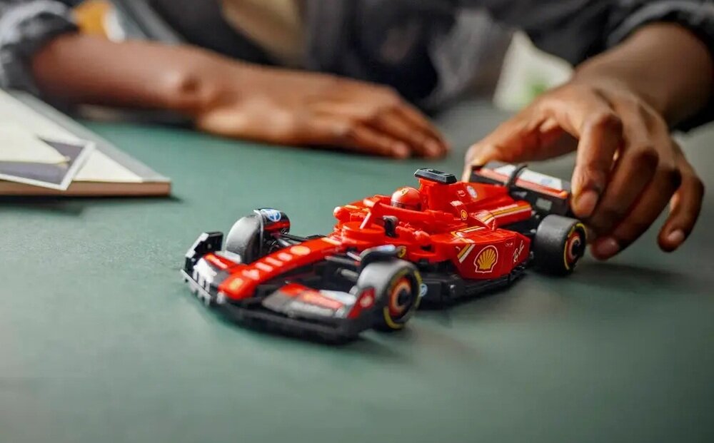 LEGO 77242 Speed Champions Bolid F1 Ferrari SF-24 kv lifestyle początek opisu sekcja nagłówkowa