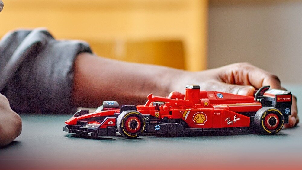 LEGO 77242 Speed Champions Bolid F1 Ferrari SF-24 kokpit otwierany przez podniesienie pałąka systemu halo Pirelli