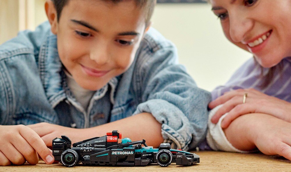 LEGO 77244 Speed Champions Bolid F1 Mercedes-AMG W15 dziecko i mama