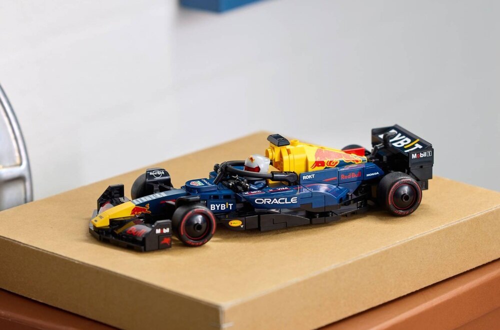 LEGO 77243 Speed Champions Bolid F1 Oracle Red Bull Racing RB20 kv lifestyle początek opisu sekcja nagłówkowa