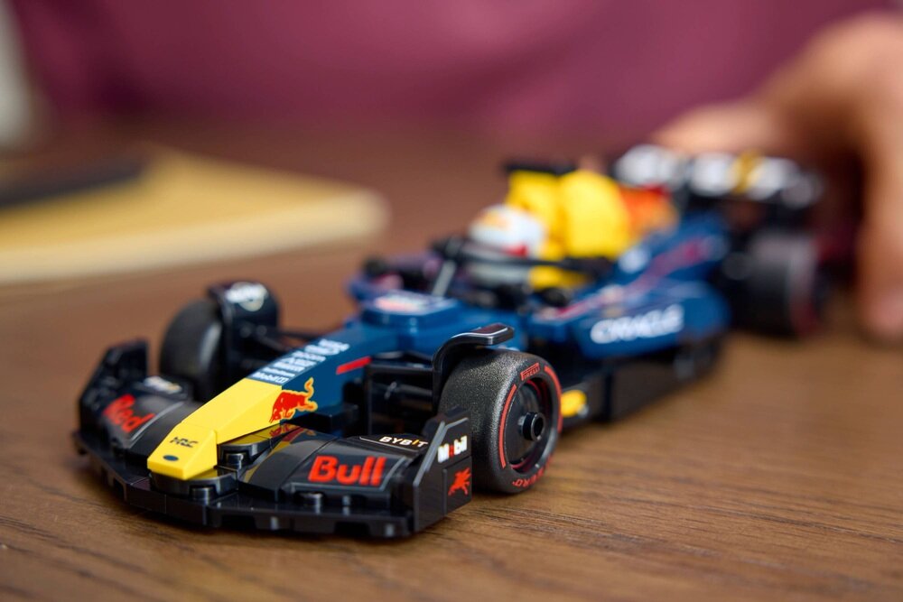 LEGO 77243 Speed Champions Bolid F1 Oracle Red Bull Racing RB20 kokpit otwierany przez podniesienie pałąka systemu halo zawieszenie typu wishbone detale konstrukcji