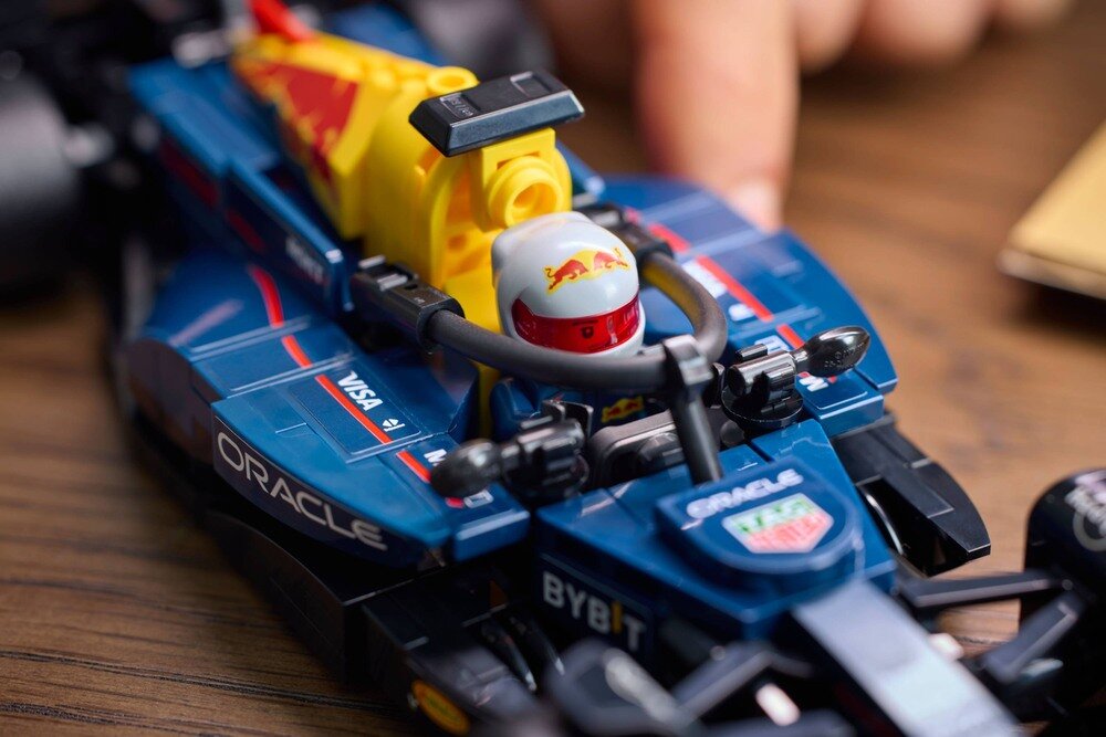 LEGO 77243 Speed Champions Bolid F1 Oracle Red Bull Racing RB20 Minifigurka kierowcy F1