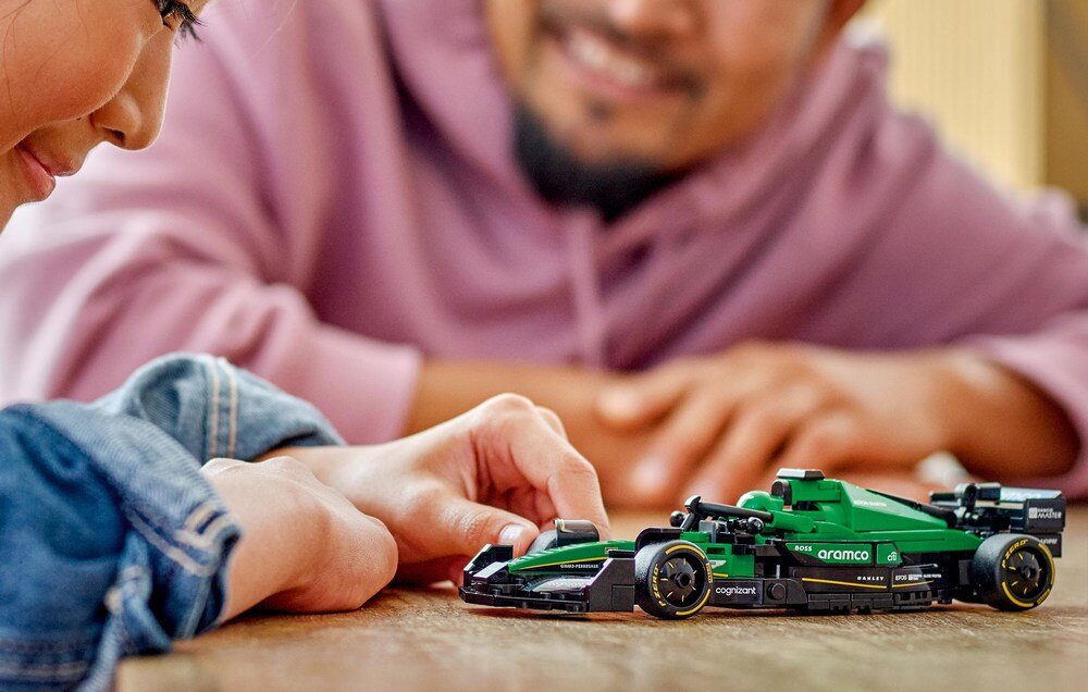LEGO 77245 Speed Champions Bolid F1 Aston Martin Aramco AMR24 dziecko bawi się zestawem wyścigi samochód