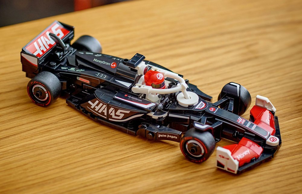 LEGO 77250 Speed Champions Bolid F1 MoneyGram Haas Team VF-24 kv początek opisu