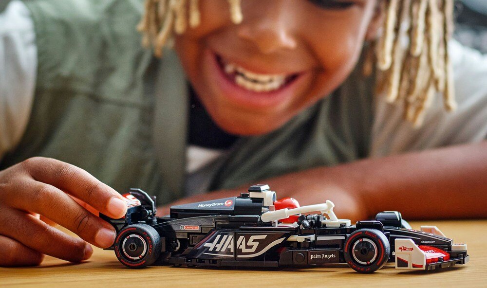 LEGO 77250 Speed Champions Bolid F1 MoneyGram Haas Team VF-24 dziecko bawi się zestawem samochody wyścigi