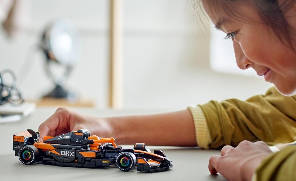 LEGO 77251 Speed Champions Bolid F1 McLaren Team MCL38 człowiek bawi się zestawem, wyścigi model elementy