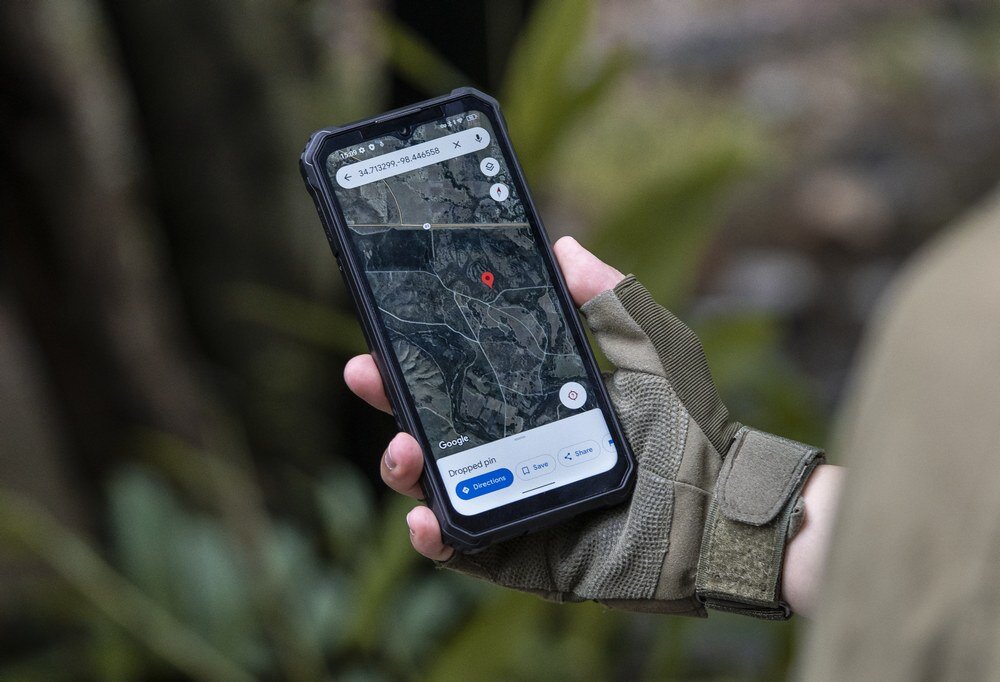 Smartfon OUKITEL WP28E  w ręku z nawigacją na ekranie 