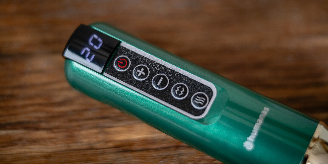 Masażer antycellulitowy HUMANAS DermaSmooth Zielony Prostota i wygoda w podróży działa bezprzewodowo 12 poziomów podciśnienia regulacja temperatury do 45°C timer z wyłączeniem po 20 minutach przycisk zwalniający ciśnienie wymiary waga