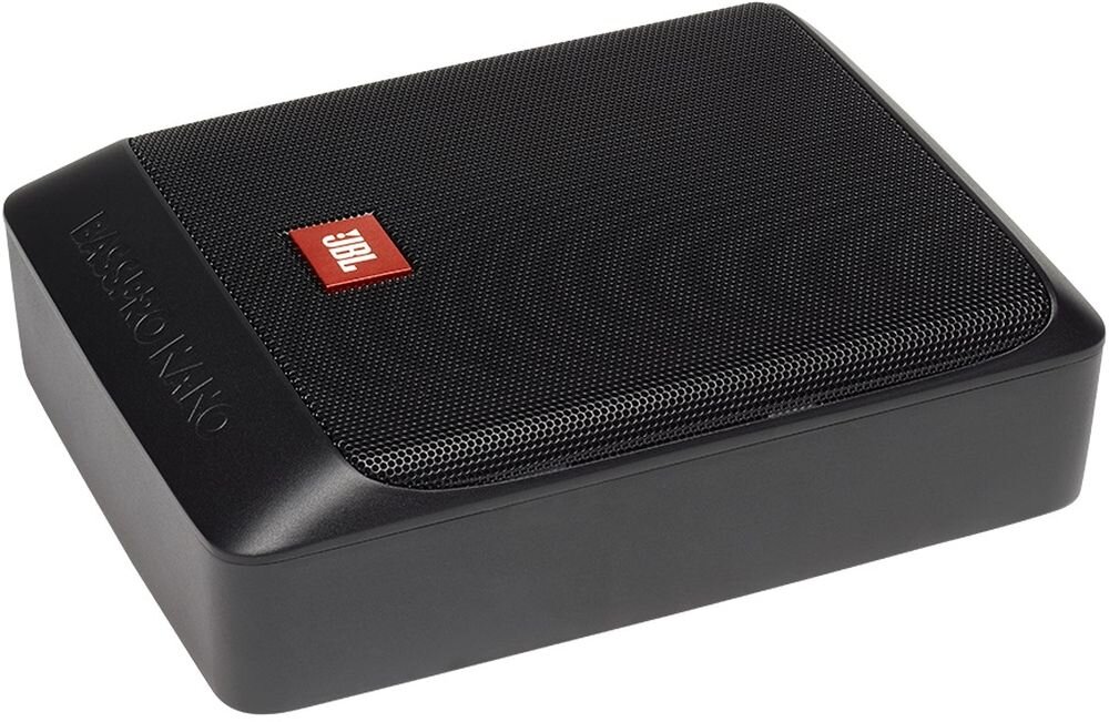 JBL BassPro Nano aktywny subwoofer, wzmacniacz 100 W RMS, filtry górnoprzepustowe, ograniczniki, subwoofer na białym tle