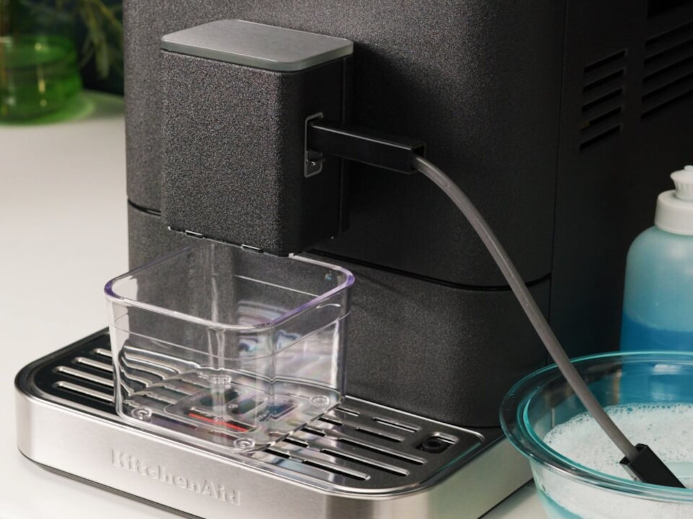 Ekspres KITCHENAID KF6 5KES8556ESX Wygodne utrzymanie czystości Funkcja automatycznego czyszczenia młynka praktyczne powiadomienia konserwacja kawa smak