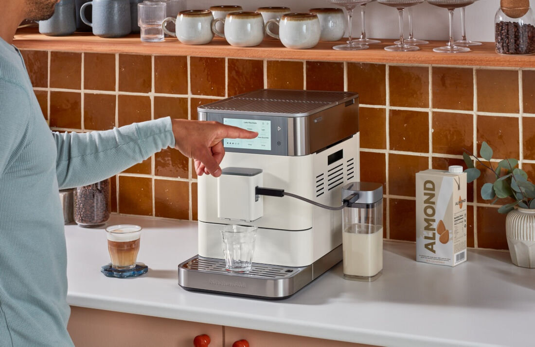 Ekspres KITCHENAID KF8 5KES8558EPL Intuicyjna obsługa Kolorowy ekran dotykowy wybór napój 20 gotowych przepisów Espresso Macchiato Americano Latte Flat White kawa jedno doktnięcie