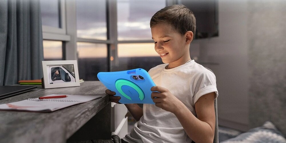 Tablet OUKITEL OT6 Kids dziecko korzysta z tabletu w pokoju  