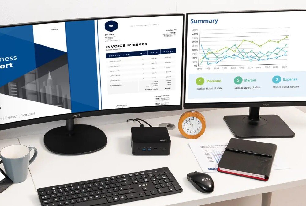 Komputer MSI Cubi NUC 13MQ-062EU Zestaw biurowy z dwoma monitorami wyświetlającymi raport i wykres, mini komputerem pośrodku biurka, zegarem, kubkiem, klawiaturą, myszką, notatnikiem i dokumentami na białym blacie, porty złącza USB podłączenie