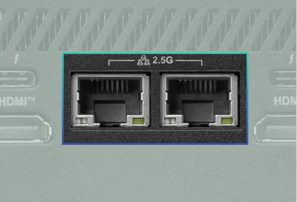 Komputer MSI Cubi NUC 13MQ-062EU Zbliżenie na dwa porty Ethernet z oznaczeniem 2.5G w obudowie komputera, karty sieciowe Wi-Fi Bluetooth łączność
