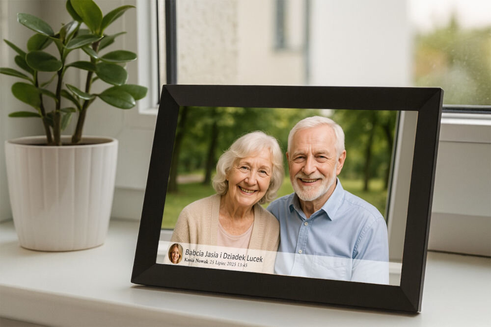 Ramka cyfrowa BLOW 10 Frameo Wi-fi prezentacja ramki ze zdjęciem na parapecie obok roślina w doniczce atmosfera rozmiar rozdzielczość matryca IPS wyraźne obrazy pod kątem