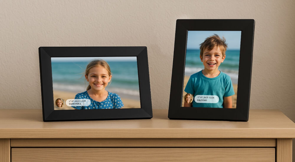 Ramka cyfrowa BLOW 10 Frameo Wi-fi prezentacja ramek w dwóch pozycjach na szafce w tle jasna ściana obsługa orientacji pionowej i poziomej automatyczna rotacja