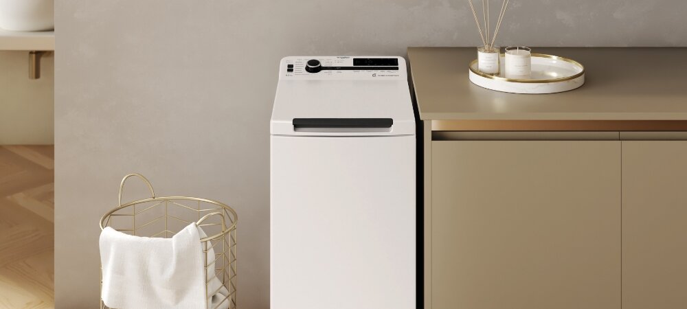PRALKA WHIRLPOOL MTDLR 65261BS PL/N Pralka wpisuje się w jasne wnętrze łazienki, podkreślając jej uporządkowany charakter. Obok znajdują się półki z kosmetykami i akcesoriami ładowana od góry kompaktowa design trwałość