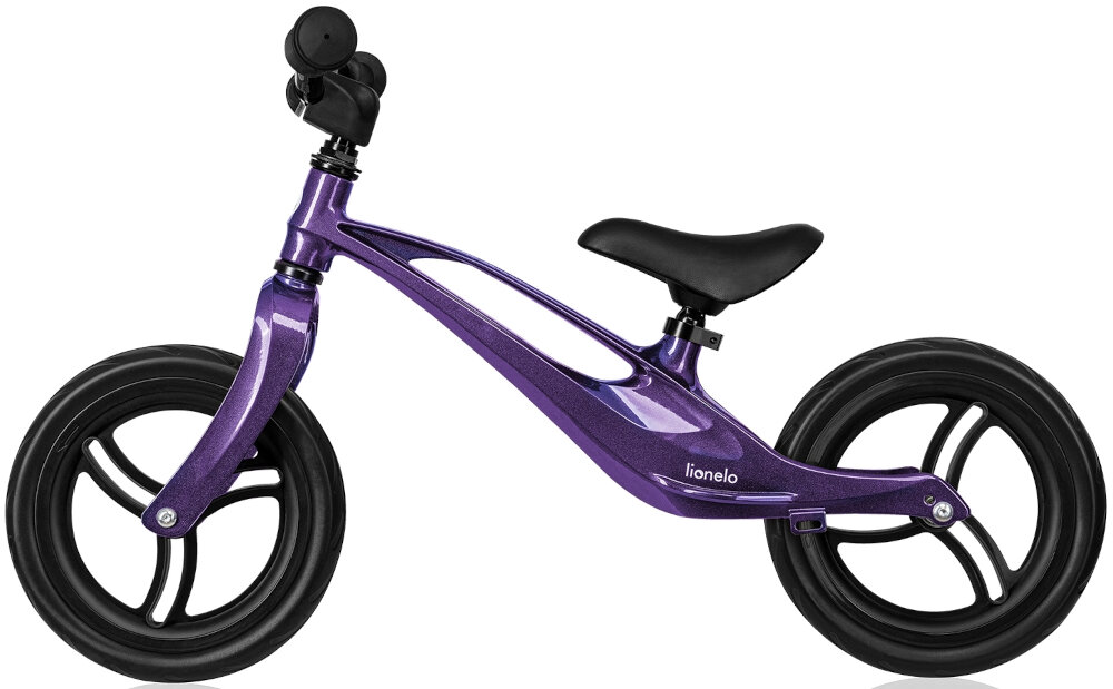 Rowerek biegowy LIONELO Bart Granatowy rowerek na białym tle widoczny z boku rama w technologii MONOCOQUE stworzona z pojedynczego odlewu stopu magnezu o 75% lżejszy od stali wysoka odpornością na uszkodzenia połączenie niskiej wagi 3,3 kg z wytrzymałością komfort i bezpieczeństwo