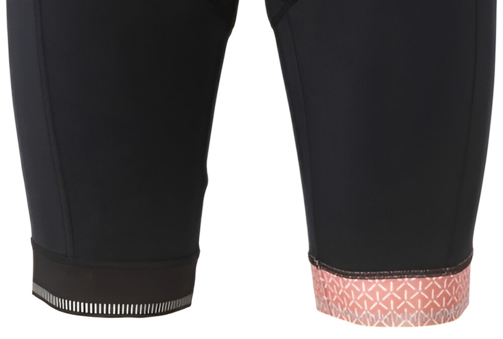 Spodenki rowerowe KROSS Flow Lady 2.0 (rozmiar S) Czarny Spodenki KROSS Flow Lady 2.0 zbliżenie na nogawki nogawki wykończone taśmą z silikonowym gripem utrzymują materiał na miejscu zapobiegając podciąganiu się lepsze przyleganie do skóry i stabilniejsze ułożenie ogranicza ryzyko otarć ud