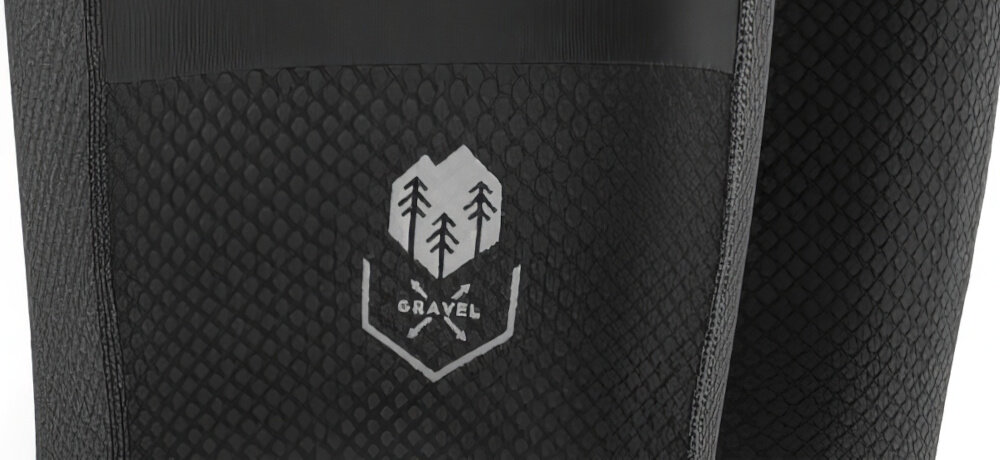 Spodenki rowerowe KROSS Arbaro (rozmiar XL) Czarny zbliżenie na odblask elementy odblaskowe zwiększają widoczność rowerzysty w warunkach ograniczonego światła bezpieczeństwo na drodze