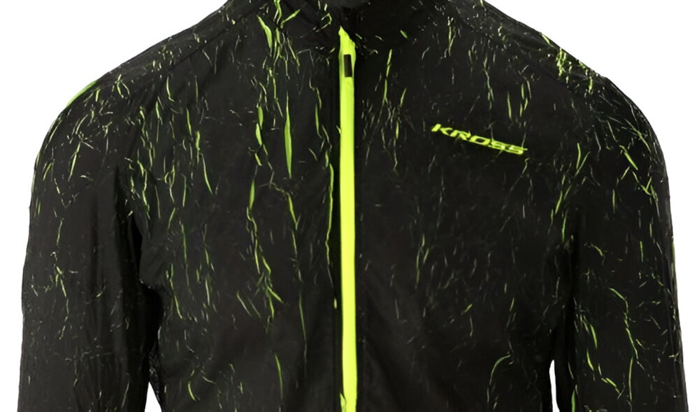 Kurtka rowerowa KROSS Ether (rozmiar M) Czarno-zielony zbliżenie na przód widoczny napis KROSS elementy odblaskowe zwiększają widoczność rowerzysty istotny aspekt bezpieczeństwa dodatkowa ochrona