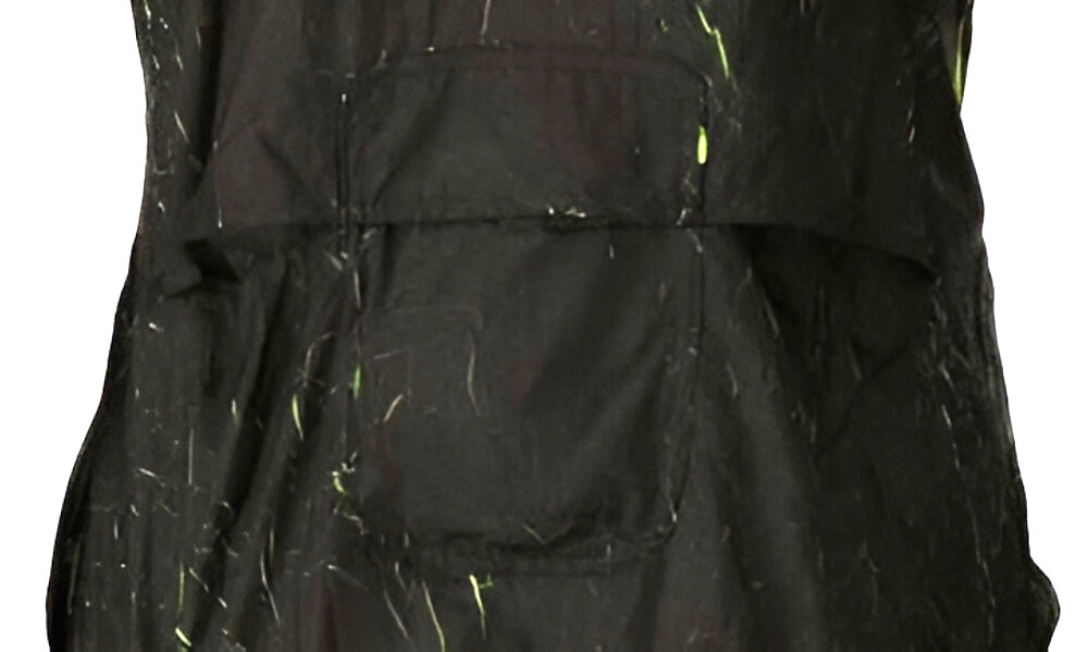 Kurtka rowerowa KROSS Ether (rozmiar S) Czarno-zielony zbliżenie na tył widoczny pokrowiec kieszonka zintegrowany pokrowiec/kieszonka szybkie i wygodne spakowanie odzieży nie zajmuje dużo miejsca pokrowiec z tyłu kurtki
