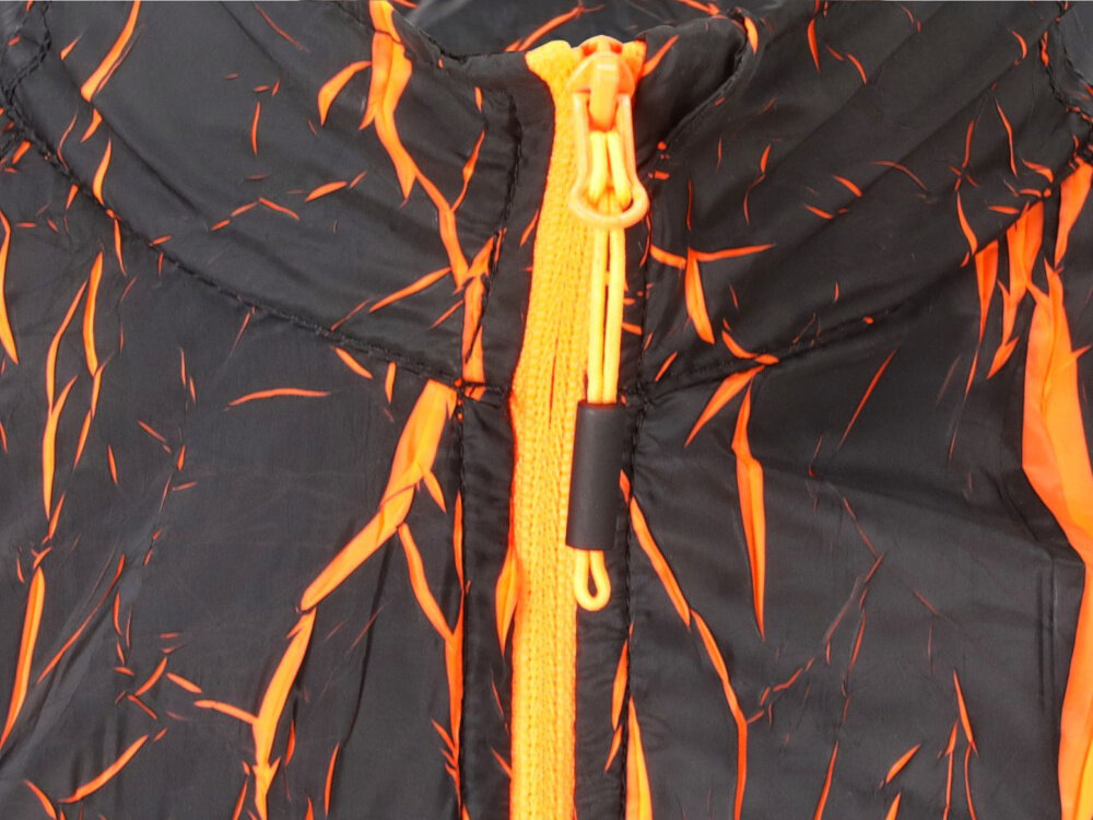 Kurtka rowerowa KROSS Ether (rozmiar L) Czarno-pomarańczowy zbliżenie na zamek silikonowa taśma w pasie komfort materiał pozostaje na miejscu zapięcie na zamek błyskawiczny obwód klatki piersiowej 114-118 cm obwód talii 102-106 cm