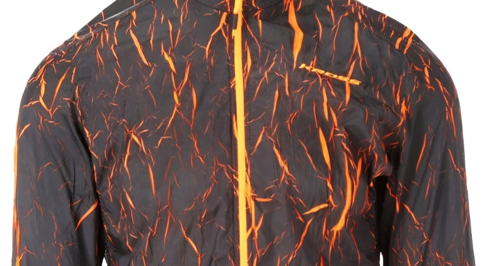 Kurtka rowerowa KROSS Ether (rozmiar L) Czarno-pomarańczowy zbliżenie na przód widoczny napis KROSS elementy odblaskowe zwiększają widoczność rowerzysty istotny aspekt bezpieczeństwa dodatkowa ochrona