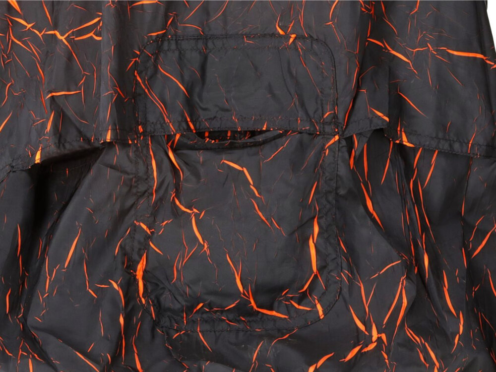 Kurtka rowerowa KROSS Ether (rozmiar L) Czarno-pomarańczowy zbliżenie na tył widoczny pokrowiec kieszonka zintegrowany pokrowiec/kieszonka szybkie i wygodne spakowanie odzieży nie zajmuje dużo miejsca pokrowiec z tyłu kurtki