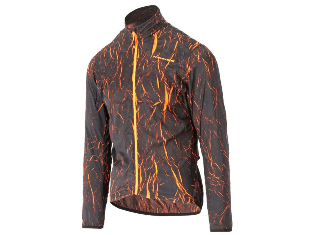 Kurtka rowerowa KROSS Ether (rozmiar L) Czarno-pomarańczowy kurtka na białym tle widoczna od przodu pod skosem dla osób jeżdżących rekreacyjnie i trenujących regularnie ochrona przed wiatrem komfort termiczny praktyczne detale w rozmiarze L długość z przodu wynosi 56 cm długość z tyłu 76 cm