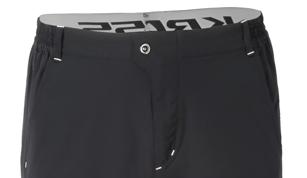 Spodenki rowerowe KROSS Enduro Jekyll (rozmiar M) Czarny spodenki na białym tle widoczne od przodu zbliżenie na pas z połączenia poliestru i nylonu odporność na przetarcia uszkodzenia mechaniczne lekka tkanina cyrkulacja powietrza ciało pozostaje suche i świeże