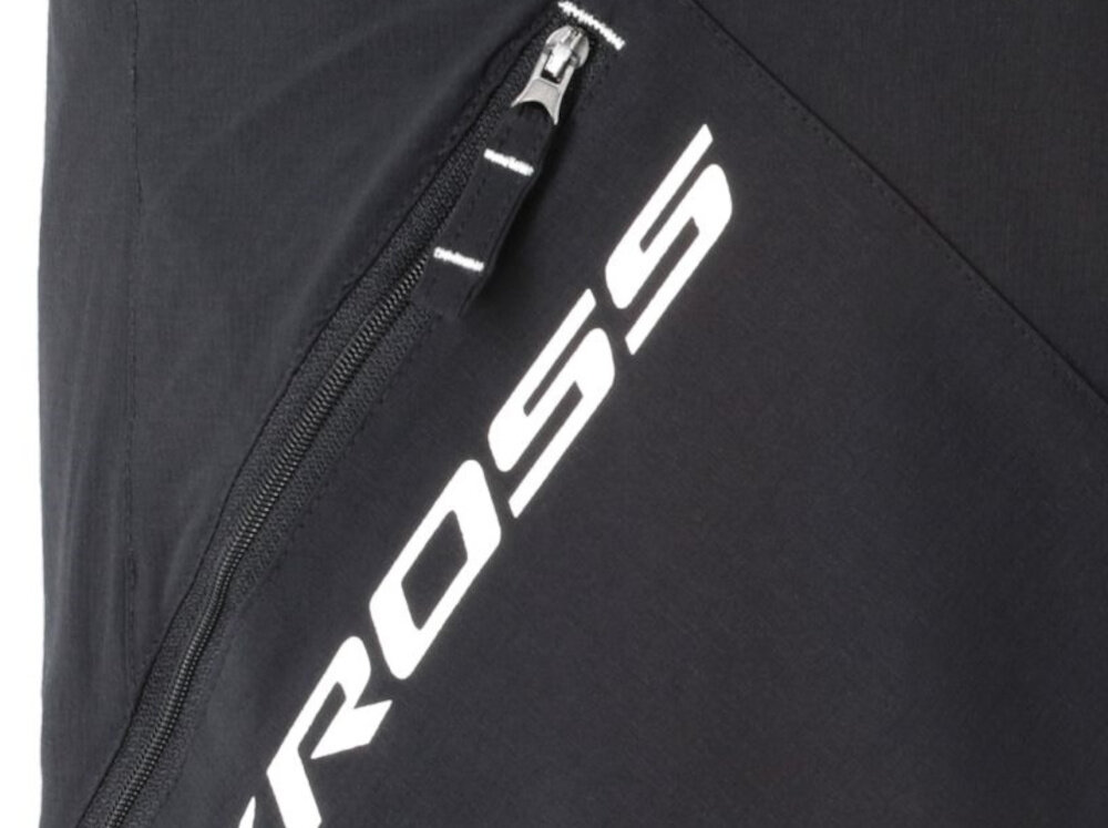 Spodenki rowerowe KROSS Enduro Jekyll (rozmiar M) Czarny zbliżenie na kieszeń pojemne boczne kieszenie zamykane na zamek niezbędne akcesoria są zawsze pod ręką lekka siateczka wentylacja ogranicza gromadzenie się wilgoci