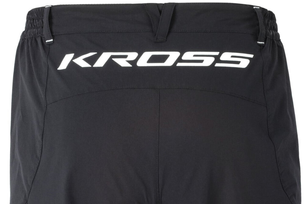 Spodenki rowerowe KROSS Enduro Jekyll (rozmiar M) Czarny spodenki na białym tle widoczne od tyłu zbliżenie na logo biały napis KROSS chronią przed otarciami i przegrzaniem przewiewność swoboda w rozmiarze M dla osób o obwodzie talii 82–83 cm obwód bioder 102–105 cm udo 36 cm optymalne dopasowanie do ciała stabilność nawet przy dynamicznych ruchach