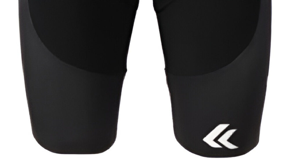 Spodenki rowerowe KROSS Orlen Cycling Team Replika (rozmiar M) Czarno-biały zbliżenie na nogawki nogawki wykończono taśmą mesh stabilizuje materiał i zapobiega jego przesuwaniu się w czasie jazdy przyczepność bez uczucia ucisku płynność ruchów i estetyczny wygląd