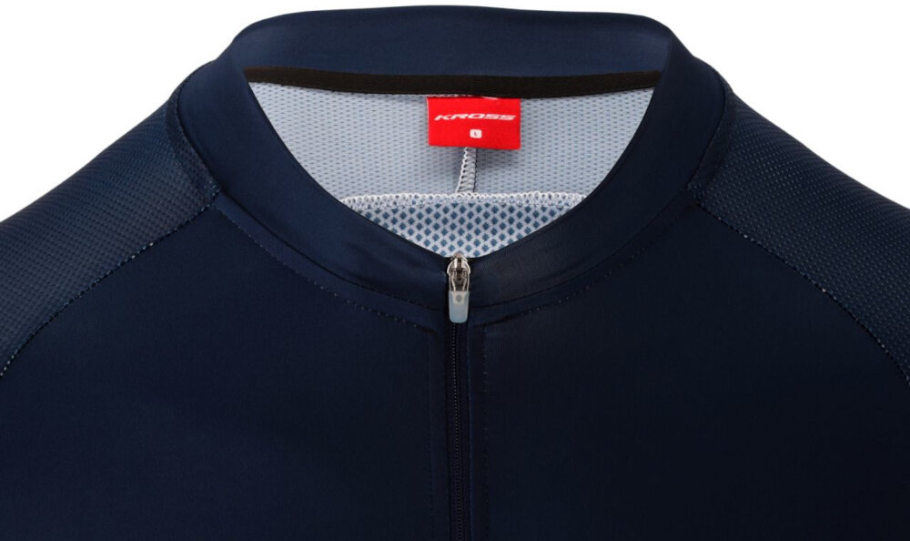 Koszulka rowerowa KROSS Pro Light (rozmiar S) Niebieski koszulka na białym tle widoczna od przodu zbliżenie na kołnierzyk i zamek laserowo wykończone rękawki silikonowa taśma zapobiegają podwijaniu się koszulki pełen zamek regulację wentylacji lekki materiał wspiera komfort termiczny