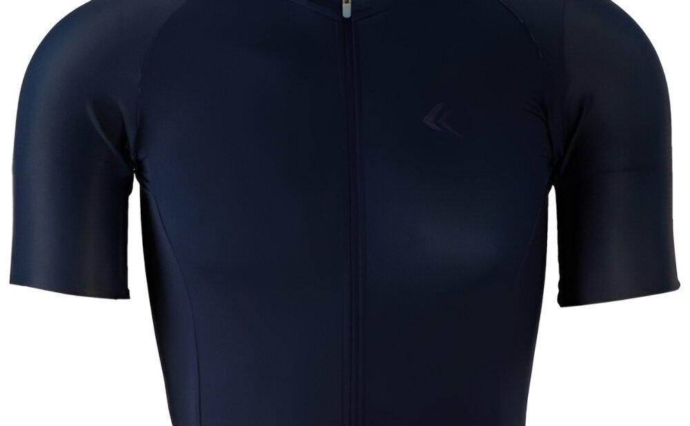 Koszulka rowerowa KROSS Pro Light (rozmiar S) Niebieski koszulka na białym tle widoczna od przodu zbliżenie na odblask na piersi minimalistyczne odblaskowe wstawki zwiększają widoczność rowerzysty w warunkach ograniczonego światła bezpieczeństwo stabilne dopasowanie krótki rękaw