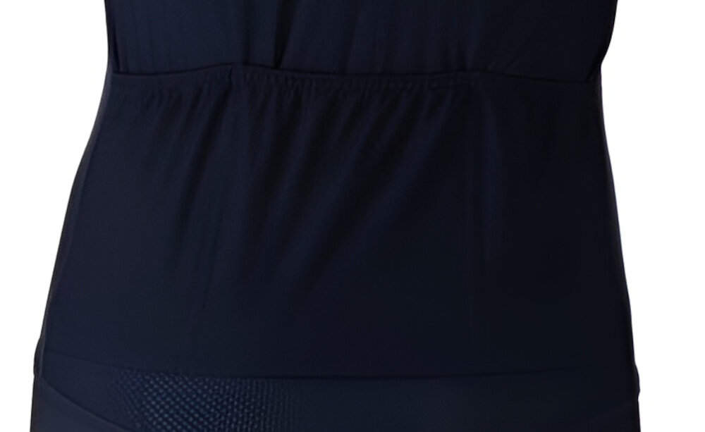 Koszulka rowerowa KROSS Pro Light (rozmiar S) Niebieski koszulka na białym tle widoczna od tyłu zbliżenie na kieszonki trzy kieszonki z tyłu pełen zamek szybkie zakładanie i zdejmowanie koszulki elastyczny materiał dopasowuje się do sylwetki