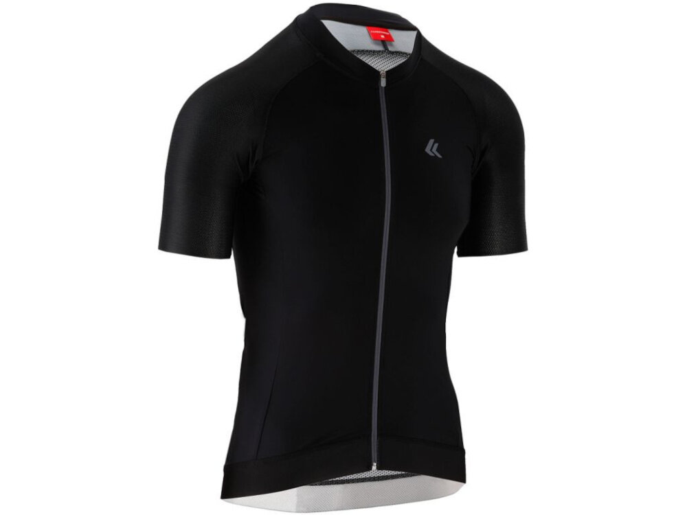 Koszulka rowerowa KROSS Pro Light (rozmiar S) Czarny koszulka na białym tle widoczna od przodu pod skosem dla osób uprawiających MTB, road, gravel i inne formy aktywnej jazdy rowerowej krótki rękaw lekki materiał odblaskowe wstawki trzy kieszonki