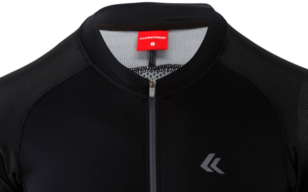Koszulka rowerowa KROSS Pro Light (rozmiar S) Czarny koszulka na białym tle widoczna od przodu zbliżenie na kołnierzyk i zamek laserowo wykończone rękawki silikonowa taśma zapobiegają podwijaniu się koszulki pełen zamek regulację wentylacji lekki materiał wspiera komfort termiczny