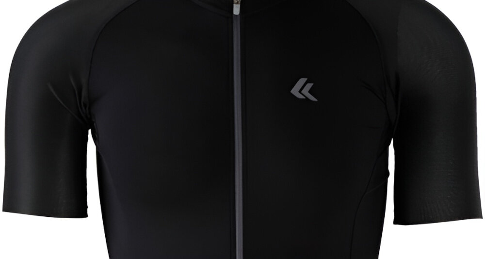 Koszulka rowerowa KROSS Pro Light (rozmiar S) Czarny koszulka na białym tle widoczna od przodu zbliżenie na odblask na piersi minimalistyczne odblaskowe wstawki zwiększają widoczność rowerzysty w warunkach ograniczonego światła bezpieczeństwo stabilne dopasowanie krótki rękaw