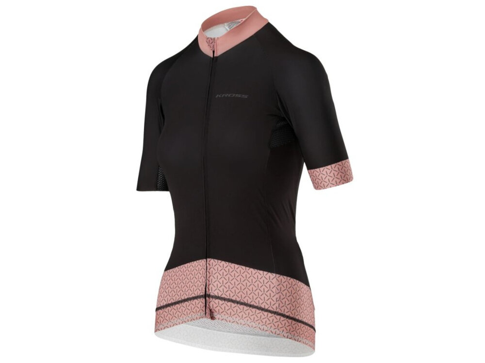 Koszulka rowerowa KROSS Flow Lady 2.0 rozmiar M Czarno-różowy koszulka na białym tle widoczna od przodu pod skosem dla kobiet jeżdżących na rowerze szosowym gravelowym lub MTB komfort dopasowana forma z krótkim rękawem oddychające panele pod pachami